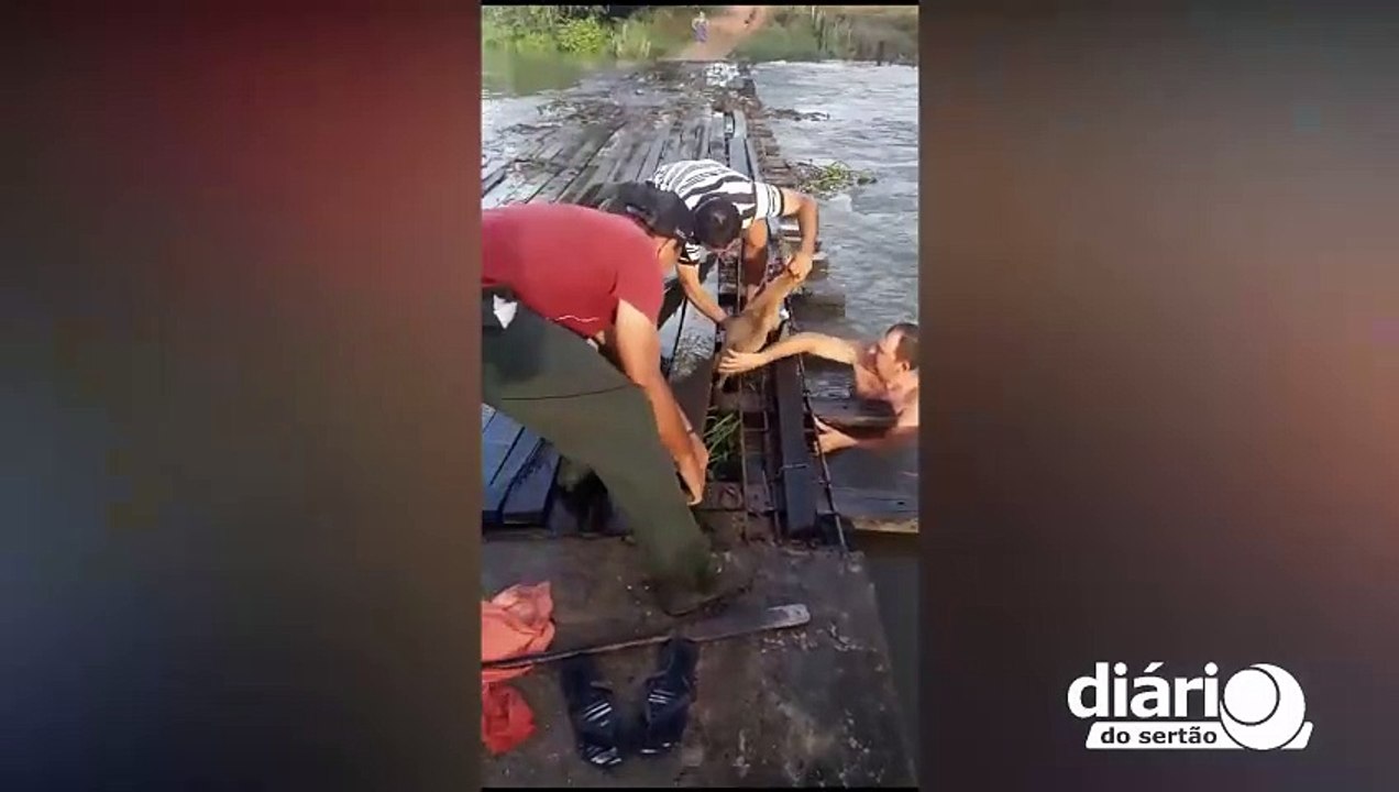 Moradores salvam cachorro preso em ponte após forte cheia no Rio Piranhas, em Cajazeiras