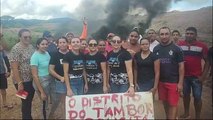 Ilhados, moradores da zona rural de Cachoeira protestam e cobram estrada da empresa da Transposição