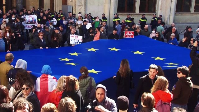 Briga entre parlamentares e protestos marcam sessão sobre projeto de lei polêmico na Geórgia