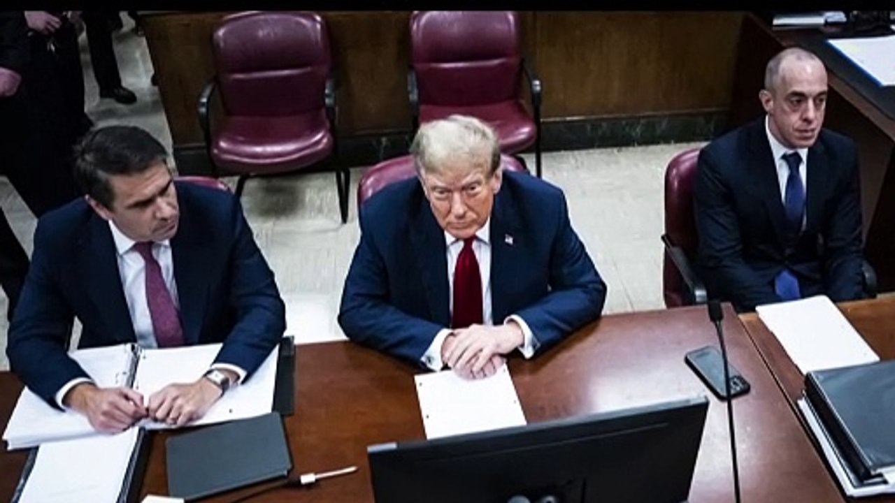 Trump se senta no banco dos réus em julgamento histórico