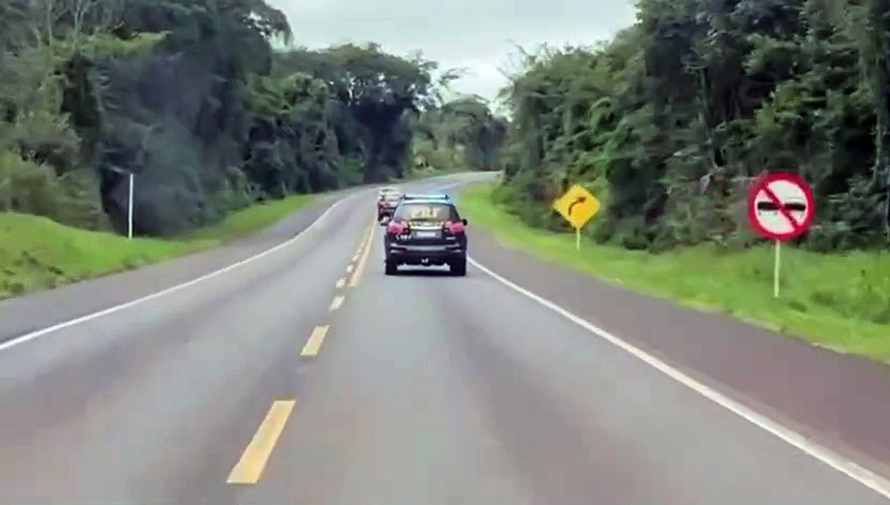 Adolescente capota carro durante perseguição na rodovia BR-277