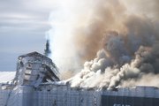 Un incendio de origen desconocido arrasa con el histórico edificio de la bolsa de Copenhague