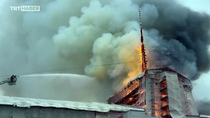 Kopenhag'ın tarihi binasında yangın çıktı, kule çöktü