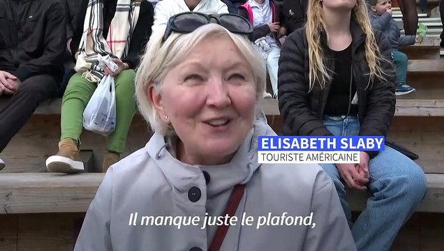 Notre-Dame: les touristes toujours aussi nombreux devant la cathédrale en chantier
