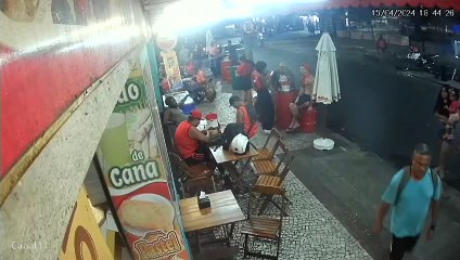 Imagens de câmeras de segurança flagram briga entre torcedores na Praça Seca
