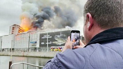 Prédio histórico que abrigou Bolsa de Copenhague é atingido por incêndio