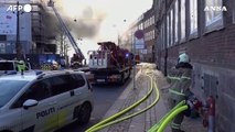 Incendio all'ex Borsa di Copenaghen, l'intervento dei vigili del fuoco