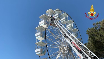 Download Video: Famiglia bloccata su ruota panoramica: salvata da Vigili del Fuoco (16.04.24)