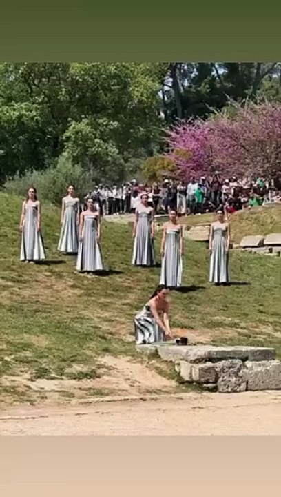 Pendant ce temps en #Grèce   La #flamme des #Jeux de #Paris a été #allumée ce mardi matin, sur le site de l'antique cité d'Olympie, en Grèce et a ensuite été transmise au Grec Stefanos #Ntouskos, champion olympique d'aviron.