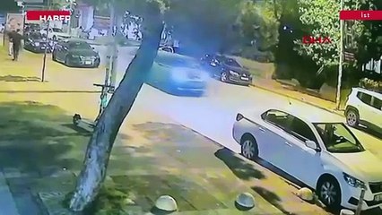 Park halindeki otomobile çarpıp yan yattı