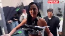 Amerikalı şarkıcı Katy Perry'nin canlı yayında elbisesi koptu