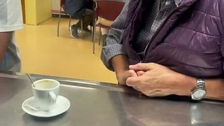 El truco viral de la cuchara para conseguir un café gratis en el bar
