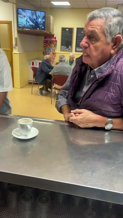 El truco viral de la cuchara para conseguir un café gratis en el bar