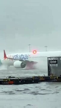 Havaalanı göle döndü, uçaklar adeta suda yüzdü