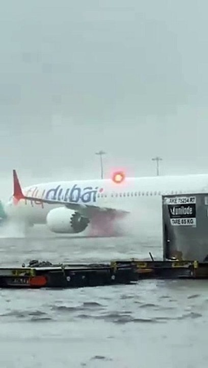 Havaalanı göle döndü, uçaklar adeta suda yüzdü