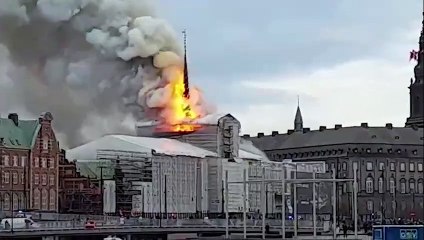 Un espectacular incendio asola el edificio histórico de la Bolsa de Copenhague