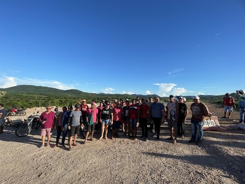 Com estrada coberta pelo rio, moradores denunciam empresa da Transposição, em Cachoeira dos Índios