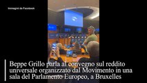 Bruxelles, Grillo parla e molti in platea si alzano per andare via. La battuta e poi gli applausi