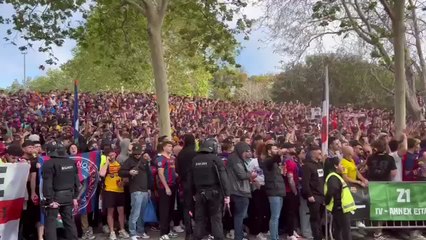 Gritos de 'Vinicius muérete' entre los seguidores del Barcelona antes del partido contra el PSG