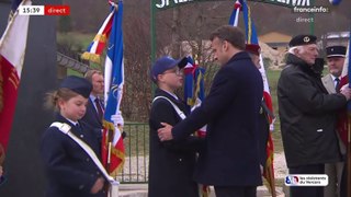 Vassieux-en-Vercors : quand un jeune porte-drapeau demande son selfie avec le président