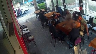 İstanbul'da kahvehaneye silahlı saldırı! O anlar kamerada