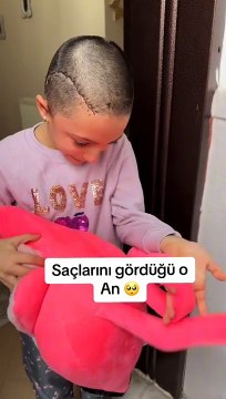 Beyin ameliyatı geçiren ufaklığın, peruk aldıktan sonraki sevinci ve mutluluğu...