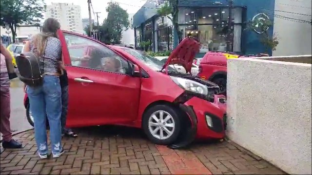 Acidente envolvendo cinco carros mobiliza Bombeiros na Rua Pio XII