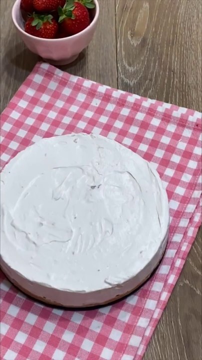 Ecco una torta fredda strabuona e facilissima con yogurt greco.By @lacucinadiregineINGREDIENTI X STAMPO CM 18200 gr di biscotti secchi100 gr di burro CREMA200 ml di panna per dolci250 gr di yogurt greco alla frutta