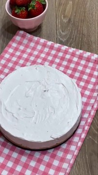 Ecco una torta fredda strabuona e facilissima con yogurt greco.By @lacucinadiregineINGREDIENTI X STAMPO CM 18200 gr di biscotti secchi100 gr di burro CREMA200 ml di panna per dolci250 gr di yogurt greco alla frutta