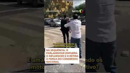 Com empurrão e chutes, Glauber Braga expulsa influencer ligado ao MBL do Congresso Nacional #shorts