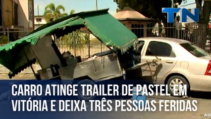 Carro atinge trailer de pastel em Vitória e três pessoas ficam feridas