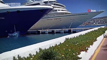 Dev gemi iskeleye böyle çarptı