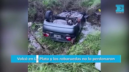 Volcó en La Plata y los robaruedas no lo perdonaron