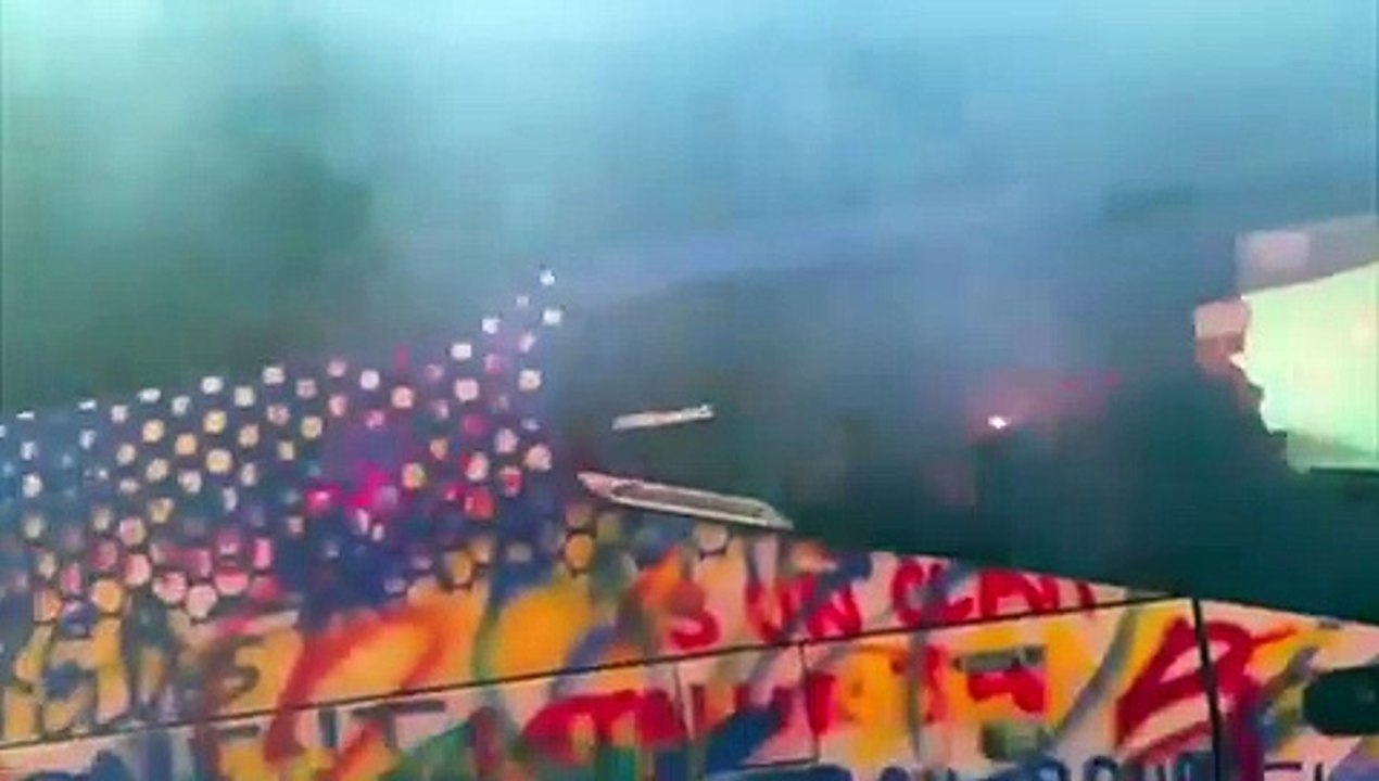 Hinchas del Barcelona confunden el micro y apedrearon a sus propios jugadores