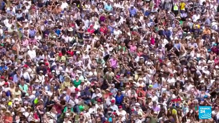 La llama olímpica va camino a París luego de ser encendida en la antigua Olimpia