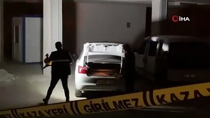 Motosikletli 2 şüpheli park halindeki araçları kurşunladı