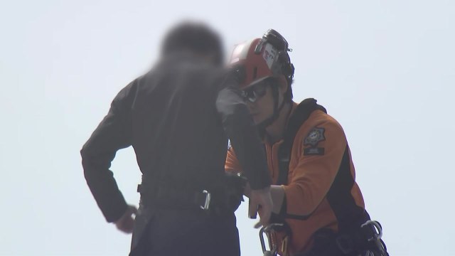 한강대교에서 50대 남성 투신 소동...현행범 체포 / YTN