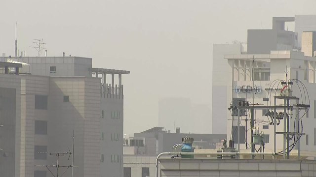 [날씨] 황사 이틀째, 전국 미세먼지...영동·경북 위기경보 '주의' 단계 / YTN