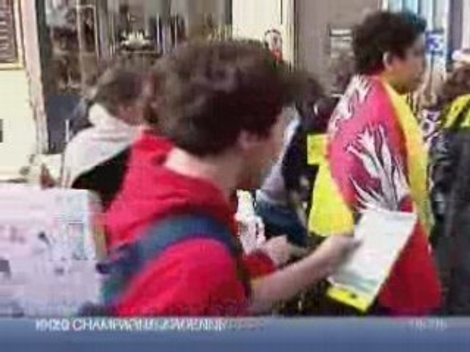 Manif à Troyes autour d'une voiture brûlée (Fra...