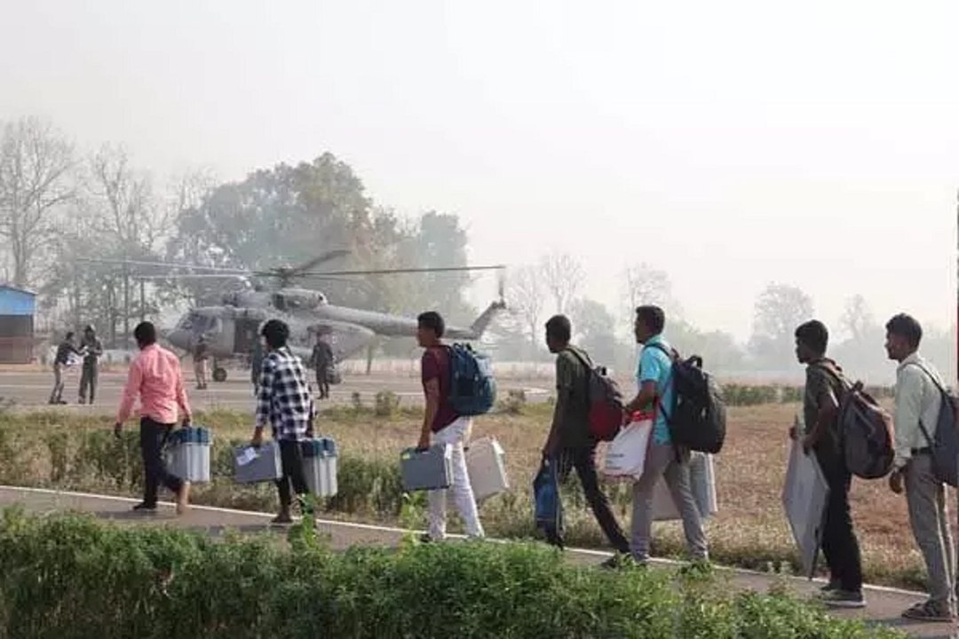 नक्सली हिंसा के साए में पोलिंग टीम चॉपर से पहुं...
