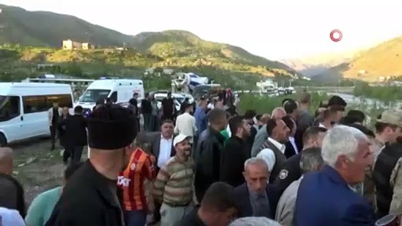 Çayda sürüklenen otomobil kayalıklarda asılı kaldı: İki kişi mahsur kaldı