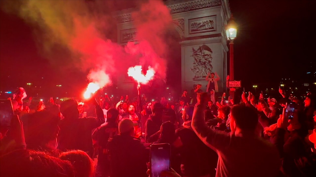 « On est en demies » : les supporters du PSG fêtent la «victoire incroyable» contre le FC Barcelone