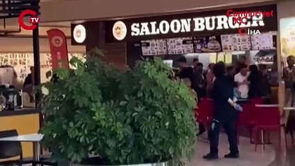 Yemeği beğenmeyince garsonu böyle dövdüler