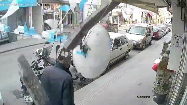 Düşen antenin altında kalmaktan son anda kurtuldu