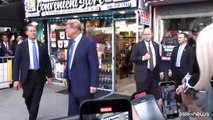 Trump esce dal tribunale, bagno di folla davanti a negozio ad Harlem