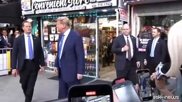 Trump esce dal tribunale, bagno di folla davanti a negozio ad Harlem