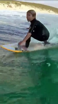 Koa tem (apenas) 6 anos e já surfa ondas 4 vezes maiores que a sua altura