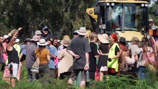 Police and protesters clash over Brunswick Heads site