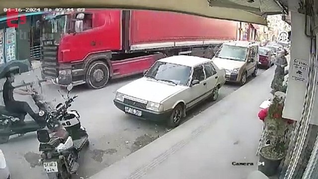 Kaldırımda yürürken düşen çanak antenden son anda kurtuldu