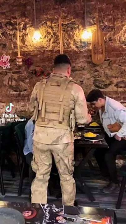Asker üniformasıyla yapılan şovun bedeli ağır oldu